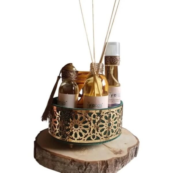 Coffret  constitué d'un plateau prestige, huile de diffusion, parfum vaporisateur, parfum avec batônnets et coupelle en céramique